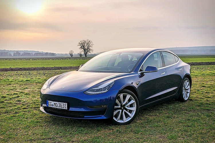 Tesla Model Y - Bewertungen und Testberichte